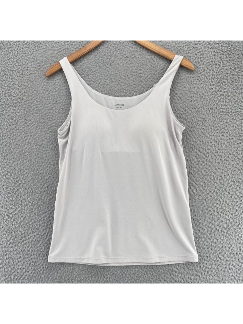 UNIQLO AIRism Top Womens Medium Light Gray Sleeveless Built In Bra Stretch NWT